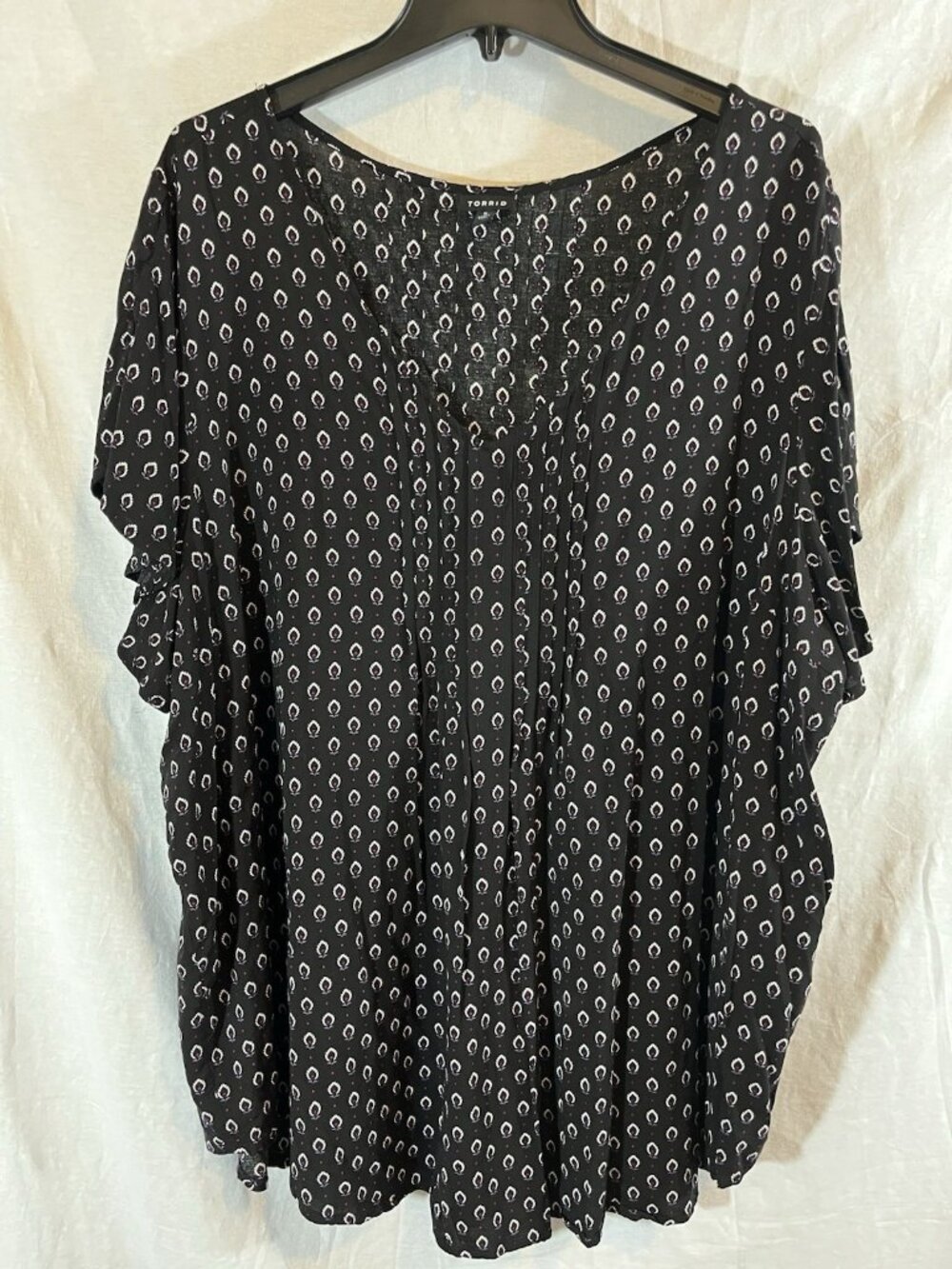 Torrid Women’s 5X Black Geo Print Short Flutter Sleeve Rayon Blouse